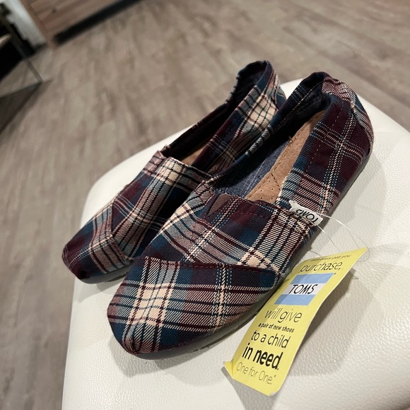 LAST PRICE🍒🤍 TOMS plaid comfort flats ✨ - Picture 12 of 13